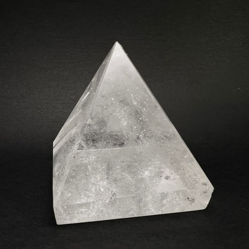 Slipt pyramide av kvarts/bergkrystall