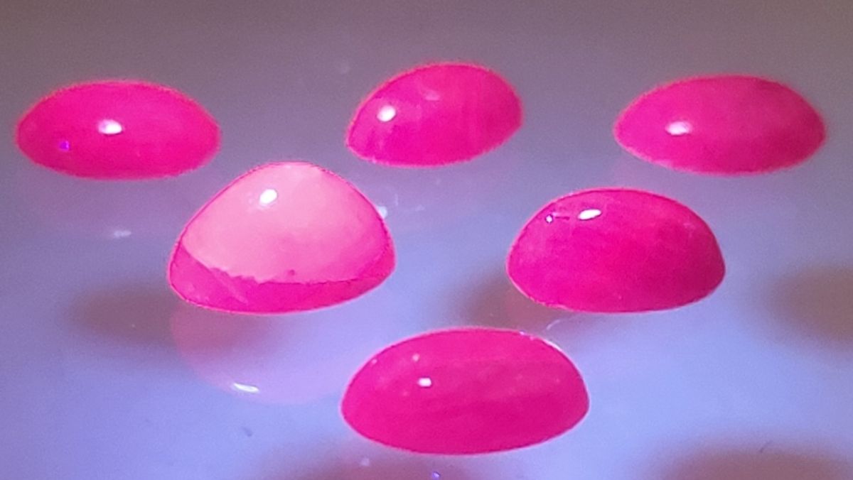 Cabochon, rubin (eng. ruby), 3 x 5 mm