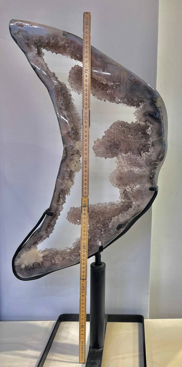 Ametystkrystallring med polert agatskorpe på metallstativ