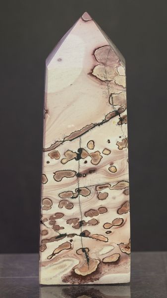 Hovedbilde Obelisk/tårn av slipt dendrittisk kalkstein