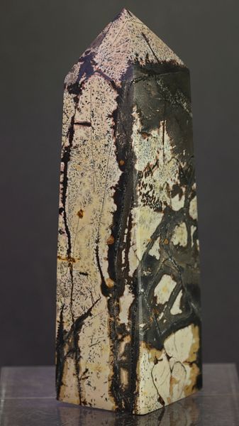 Hovedbilde Obelisk/tårn av slipt dendrittisk kalkstein