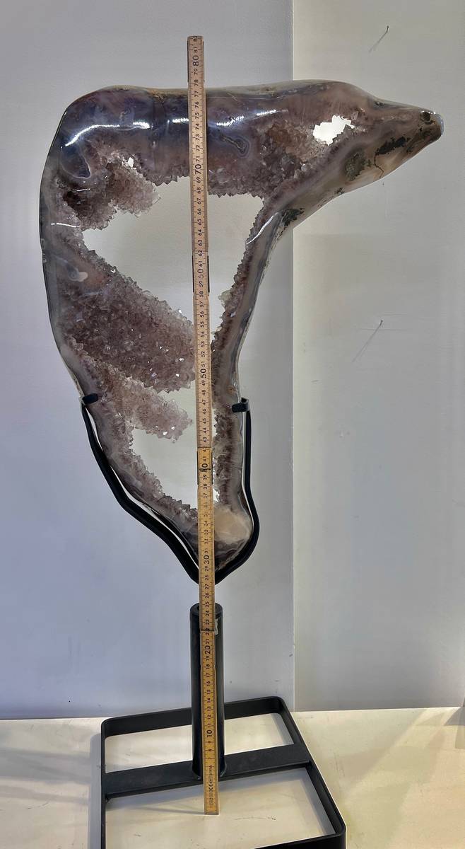 Ametystkrystallring med polert agatskorpe på metallstativ