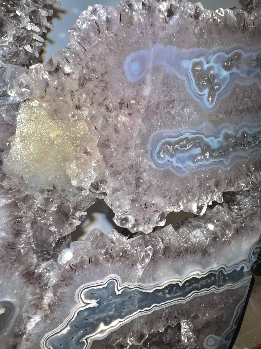 Ametystkrystallring med polert agatskorpe på metallstativ