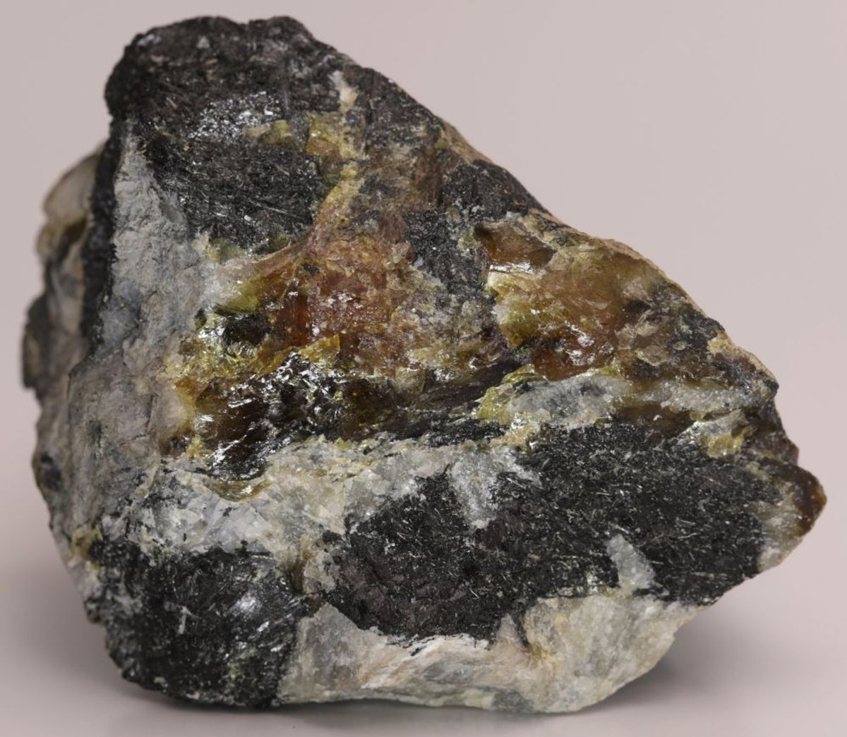 Mosandritt-(Ce) (var. Lovochorritt), Lovchorritt-gruven, russland
