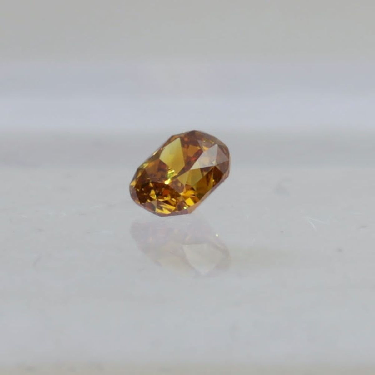 Sjelden naturlig guloransje diamant 0,66 karat med sertifikat