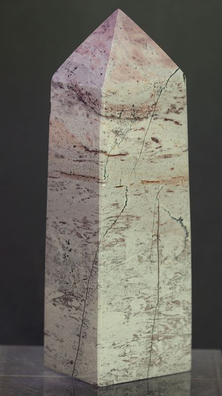 Obelisk/tårn av slipt dendrittisk kalkstein